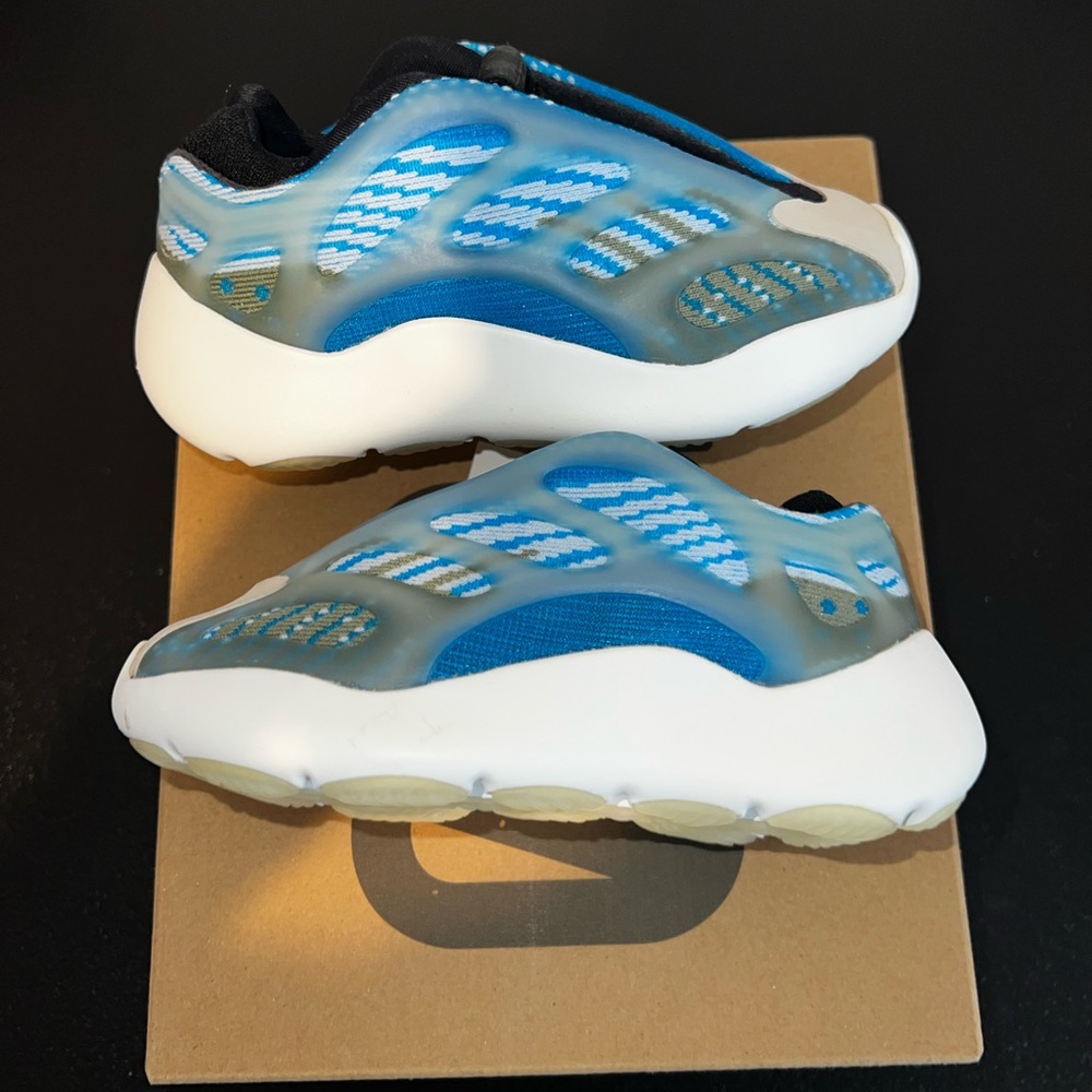 Adidas Yeezy 700 V3 Arzareth